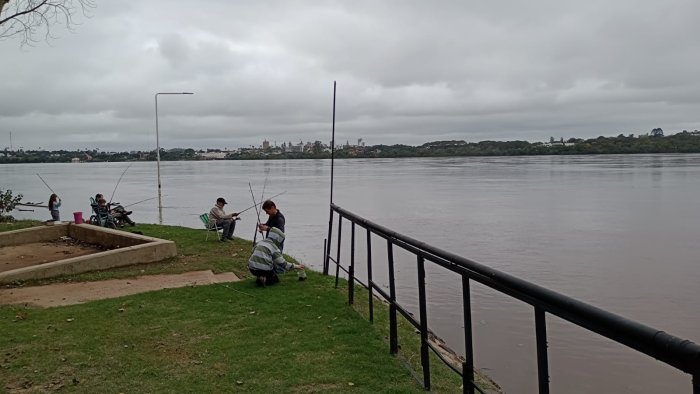 Los pescadores aprovechan para acercarse a la zona del r&iacute;o