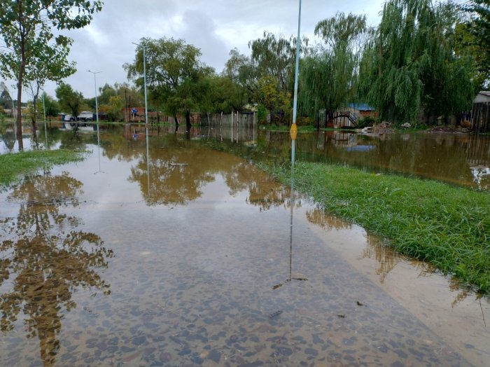 el r&iacute;o lleg&oacute; a viviendas de calle Maip&uacute; y familias fueron asistidas