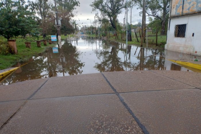 Calle S&aacute;enz Pe&ntilde;a, cortada por el agua