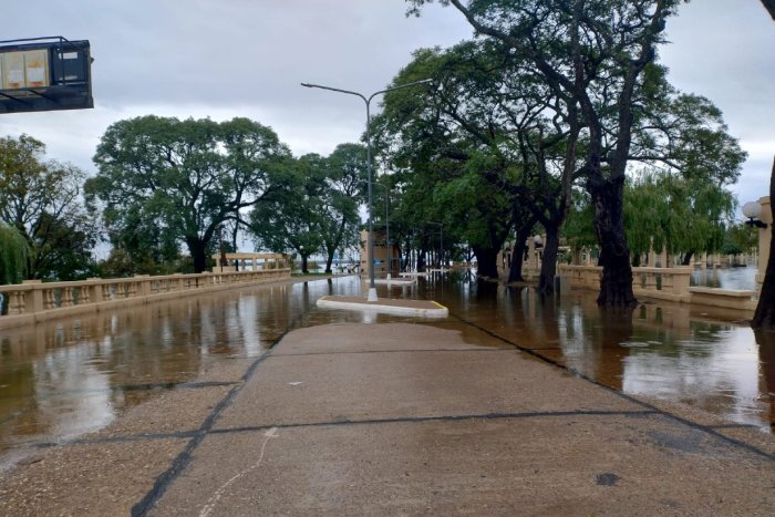 La avenida, cortada por el agua