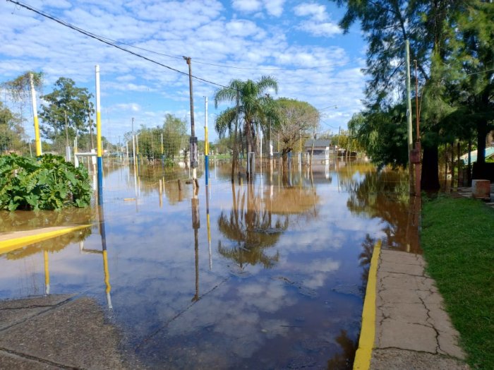 El r&iacute;o tambi&eacute;n lleg&oacute; a calle Buenos Aires y avenida costanera, este jueves 9 de mayo.