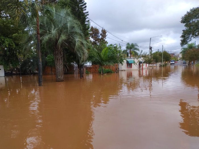 El r&iacute;o Uruguay, desbordado a la altura de 1&deg; de Mayo y Costanera (este lunes 13 de mayo).