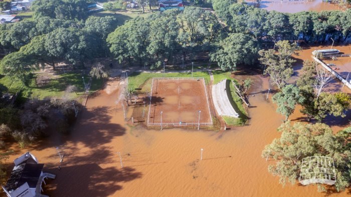 Las canchas de voley de playa tambi&eacute;n sufren los embates del Uruguay (foto: 3200 deportes).