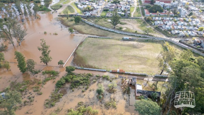 La cancha de f&uacute;tbol del Verde concordiense, con la Defensa Sur a su lado (foto: 3200 deportes).