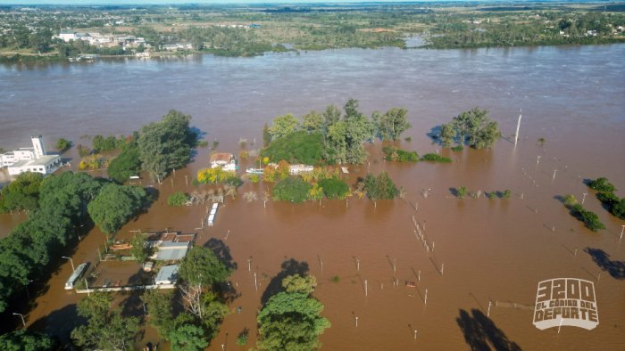 Las instalaciones del Club Pesca Concordia esperan la retirada del r&iacute;o (foto: 3200 deportes).