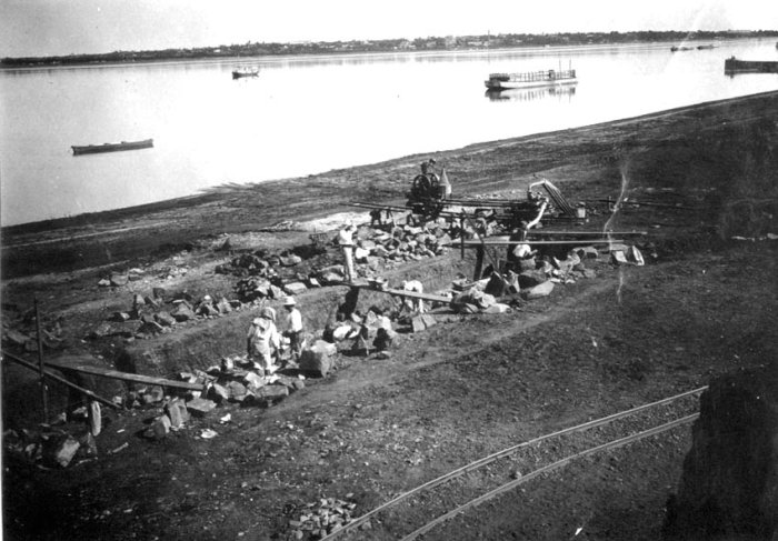 Construcci&oacute;n de la d&aacute;rsena del puerto de Concordia, en 1904 (foto: Consejo Asesor Protecci&oacute;n del Patrimonio de Concordia.)