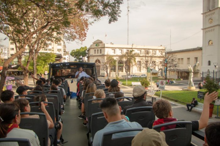 M&aacute;s de 100 personas recorrieron la ciudad desde el bus tur&iacute;stico.