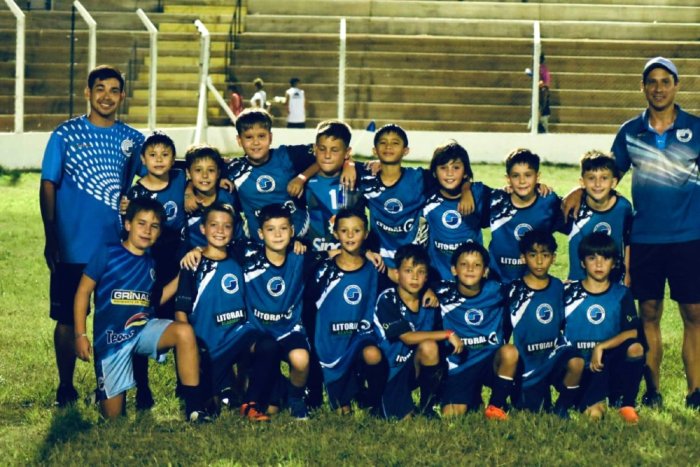 Categor&iacute;a 2014 del Club Salto Grande junto a su profesor Cabral Mat&iacute;as y Salda&ntilde;a Nicol&aacute;s.