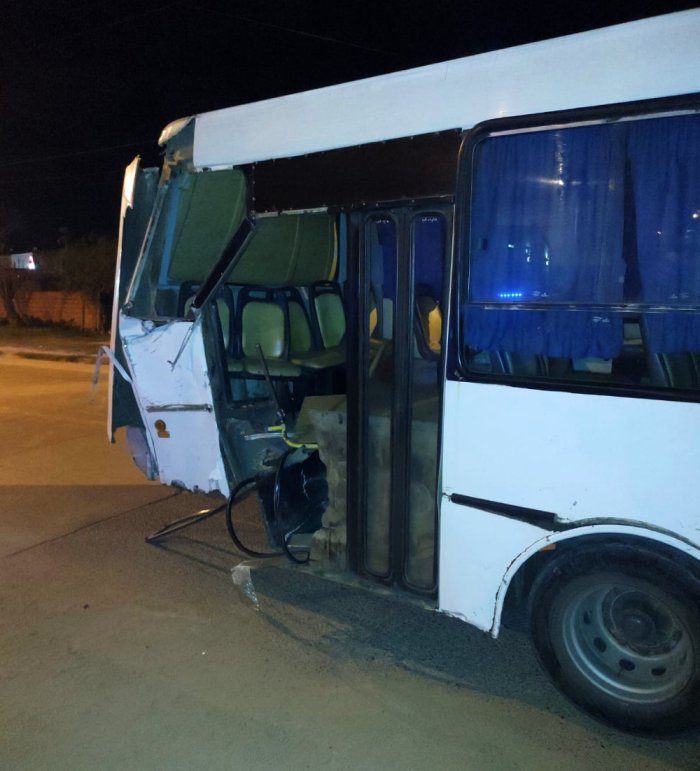 As&iacute; qued&oacute; el colectivo chocado por el tren, en Concejal Veiga y v&iacute;as del ferrocarril de Concordia.