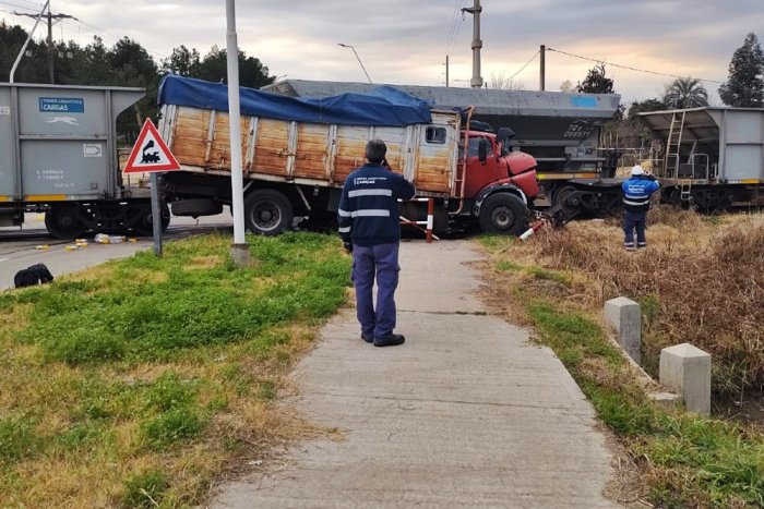 El siniestro oblig&oacute; a interrumpir el tr&aacute;nsito vehicular por avenida Vuelta de Obligado (foto: DRU).