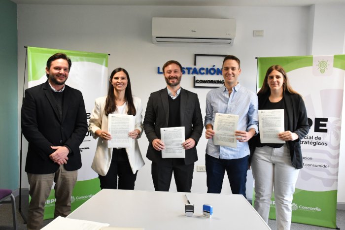 Azcu&eacute; y Garbarino firmaron el convenio junto a integrantes de Volando Alto.