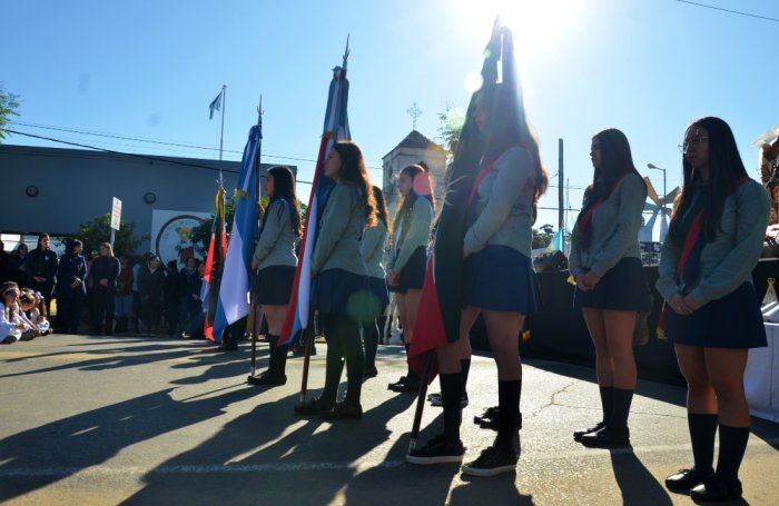 Los portadores de las banderas y escoltas de la secundaria, tambi&eacute;n presentes.