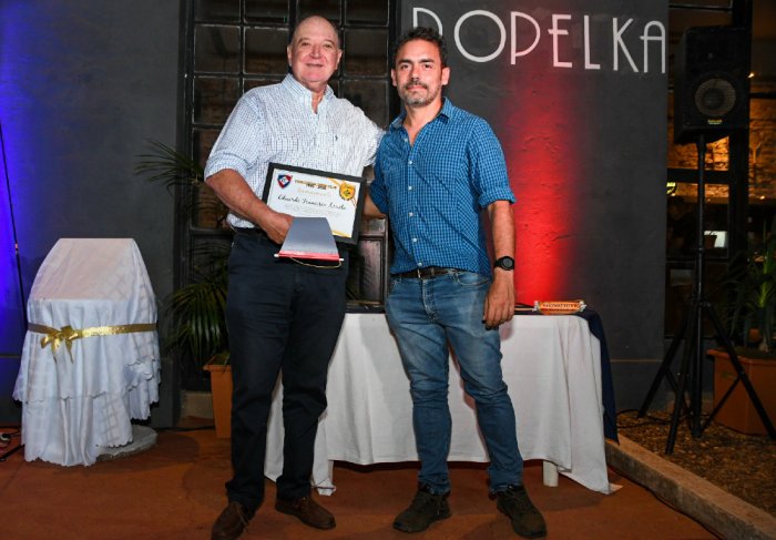 Asueta recibi&oacute; este a&ntilde;o un reconocimiento por haber presidido el Concordia Tenis Club.