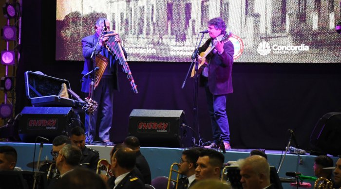 Los m&uacute;sicos locales Carlos Caz&oacute;n y Omar Kueider, en la Funci&oacute;n de Gala.