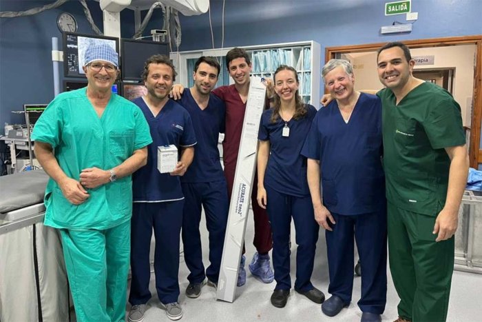 De izq a der: Dr. Roberto Ruiz; Dr. Cristian Garc&iacute;a; Dr Luis Garc&iacute;a Bourquin; Dr. Juan Pablo De Brahi; Dra. Sofia Krause; Ingeniero Gustavo Rodr&iacute;guez; representante comercial Walter Espinoza