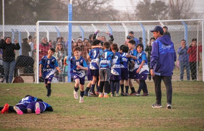 Festejo de la categor&iacute;a 2014 tras la definici&oacute;n por penales.