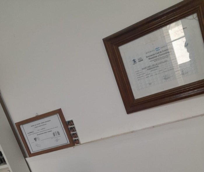 Los diplomas en Podo-est&eacute;tica de la vicepresidenta de la Mutual.