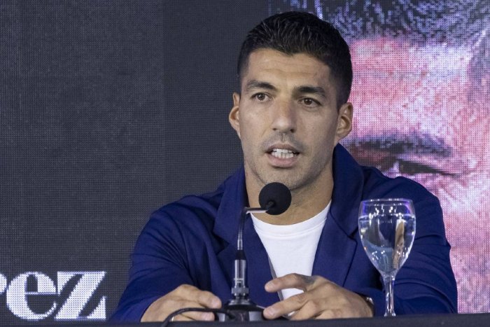 Un momento de la conferencia que el delantero ofreci&oacute; este lunes en el estadio Centenario.
