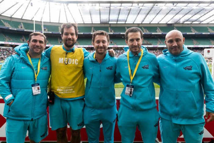 El concordiense junto a los integrantes del staff t&eacute;cnico que encabeza Santiago G&oacute;mez Cora.
