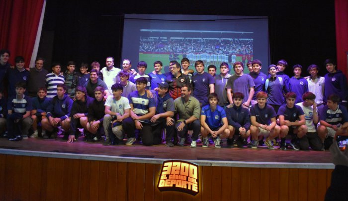J&oacute;venes de los clubes Salto Grande y Los Espinillos, presentes en la charla.