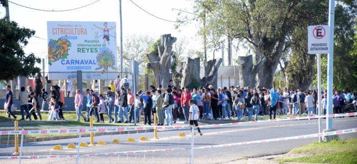 Las familias ingresaron a la exestaci&oacute;n Concordia Norte desde calle Gobernador Cresto.