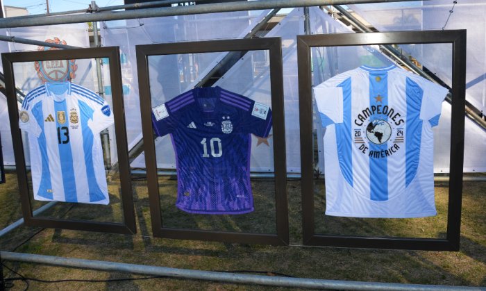 Las camisetas de la selecci&oacute;n tambi&eacute;n se exhibieron este domingo (foto: @3200deportes)