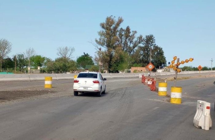 Otra imagen muestra c&oacute;mo est&aacute; indicado el desv&iacute;o en acceso a Viale (foto: Vialidad Nacional).