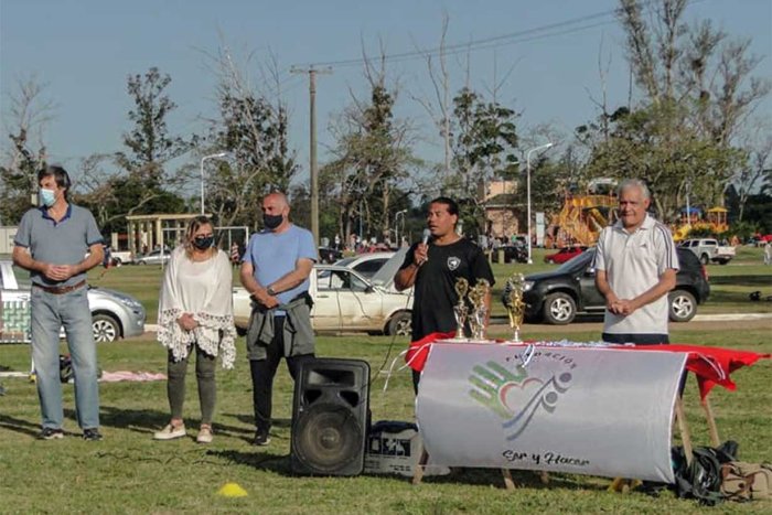 Otra actividad de Giano con la bandera de la Fundaci&oacute;n Ser y Hacer