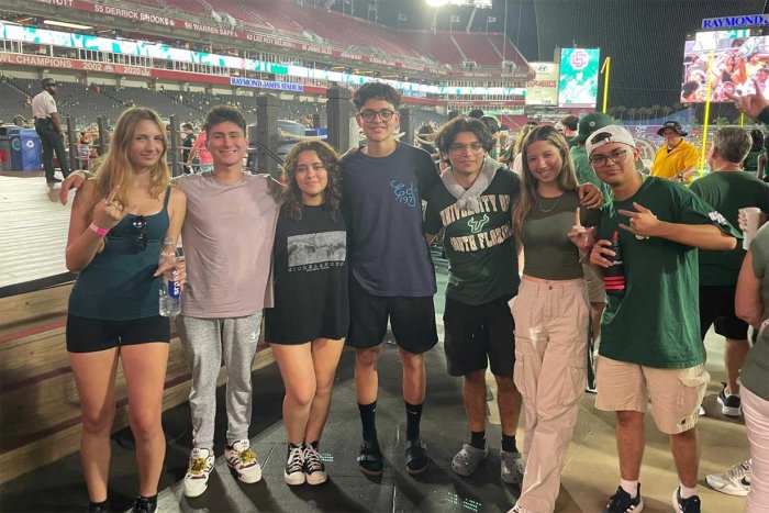 Valentina (izq) con compa&ntilde;eros de estudio en Tampa