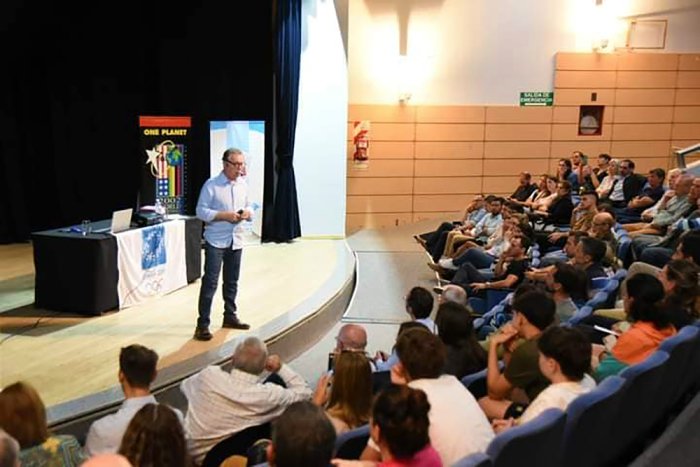 El coach de los campeones ol&iacute;mpicos en Atenas 2004 ofreci&oacute; una capacitaci&oacute;n.