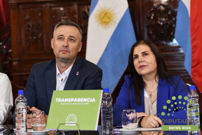 Gustavo Hein junto a la diputada provincial Gabriela Lena, que ingres&oacute; su proyecto este martes 22 de octubre.