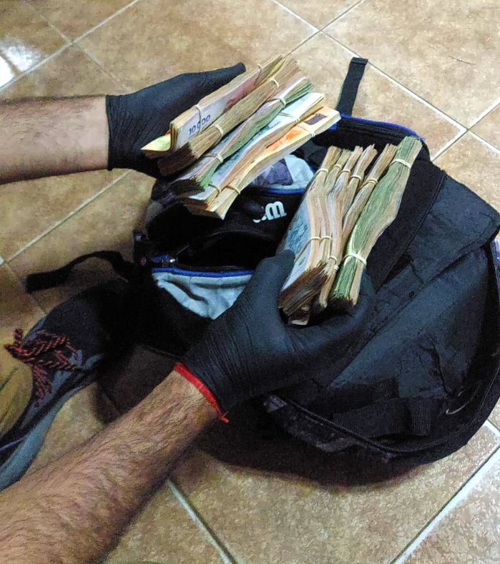 El dinero secuestrado por efectivos policiales en los allanamientos simult&aacute;neos.
