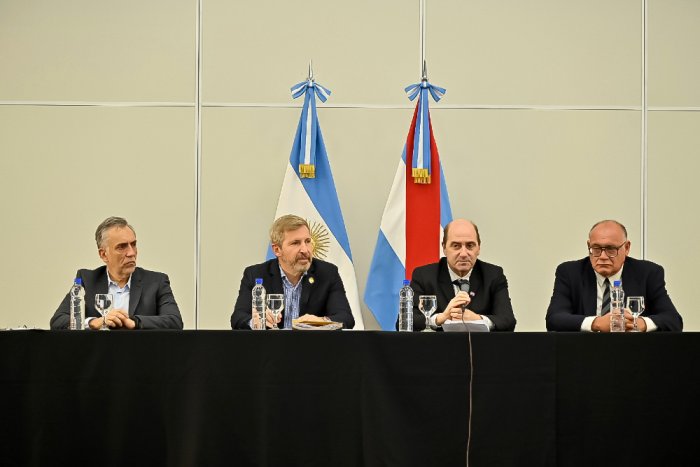 El ministro Panceri habla. A su lado, el fiscal de Estado, el gobernador y el organizador del curso.