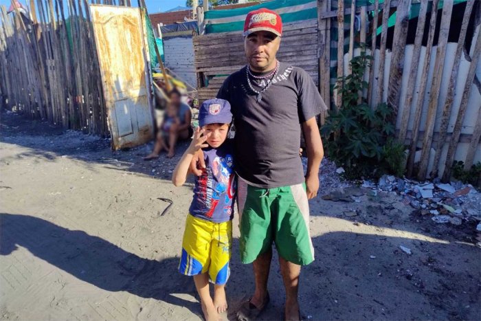 Ariel con su hijo, que no se desprend&iacute;a de &eacute;l ni un instante