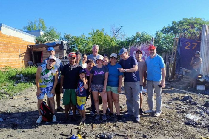 Ariel, junto a Mar&iacute;a Sarmiento (de remera azul), Carlos Burna (atr&aacute;s de todos), vecinos y voluntarios