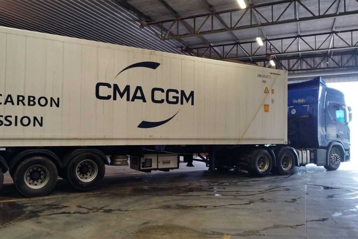 El cami&oacute;n cargado con la fruta, a punto de partir
