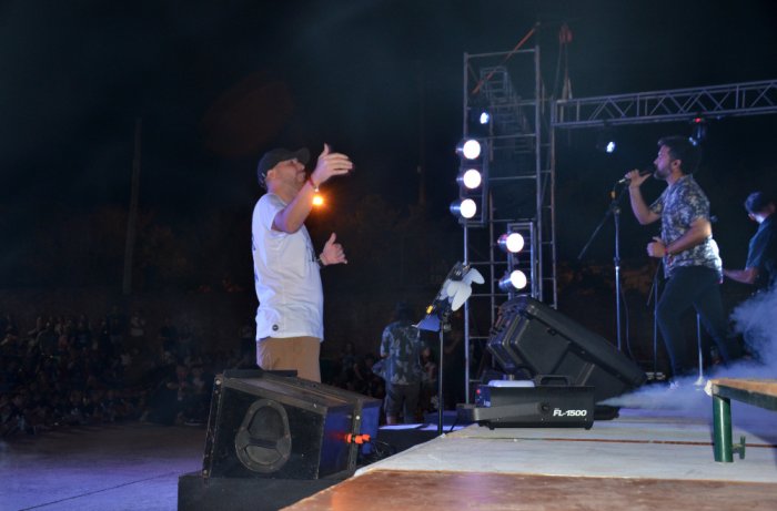 Otro momento con el docente dirigiendo y la banda La Parabellum acompa&ntilde;ando.