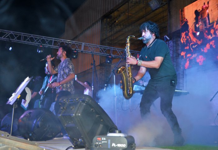 Esteban Daleve tocando el saxo en pleno recital escolar.