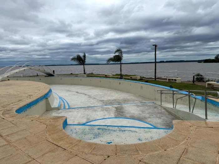El complejo termal est&aacute; ubicado a la vera del lago de Salto Grande.