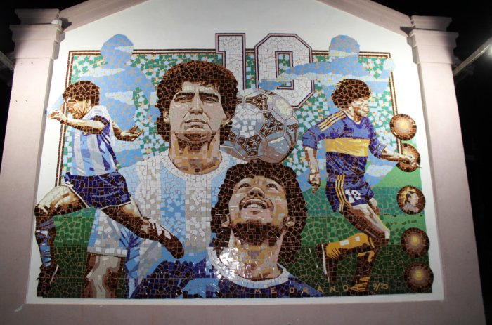 Vista noctura del mural realizado por el artista diamantino N&eacute;stor Medrano, radicado actualmente en Gualeguay.