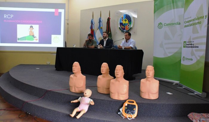 El intendente Azcu&eacute; dio la bienvenida a los que se capacitaron.