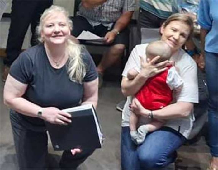 Silvia y Ana con su hijo de "abrigo"