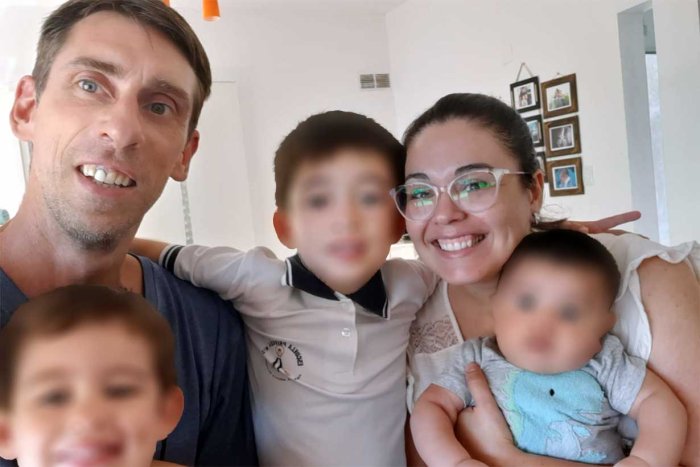 Anal&iacute;a y Exequiel, con sus hijos y el hermanito de "abrigo"
