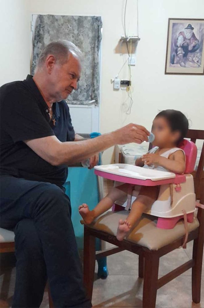 Hugo con una beba de abrigo