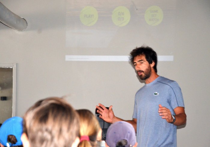 Dio una charla y luego dict&oacute; una Cl&iacute;nica en la escuela M&aacute;s que tenis del Club Salto Grande.