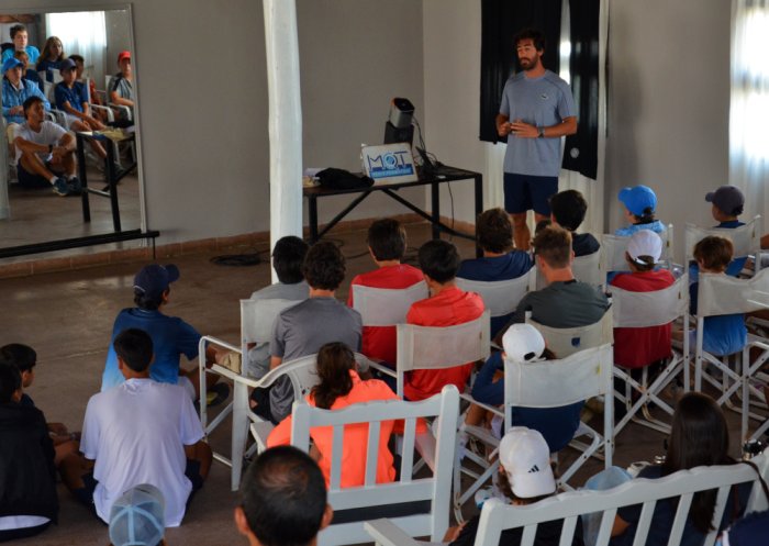 El tenista que naci&oacute; en Concordia inici&oacute; el s&aacute;bado dando una charla a jugadores y familiares.