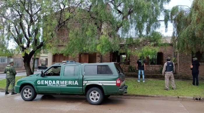 Personal de Gendarmer&iacute;a Nacional Argentina allan&oacute; la vivienda ubicada en Pedro Saur&eacute; 49 (foto: EER).