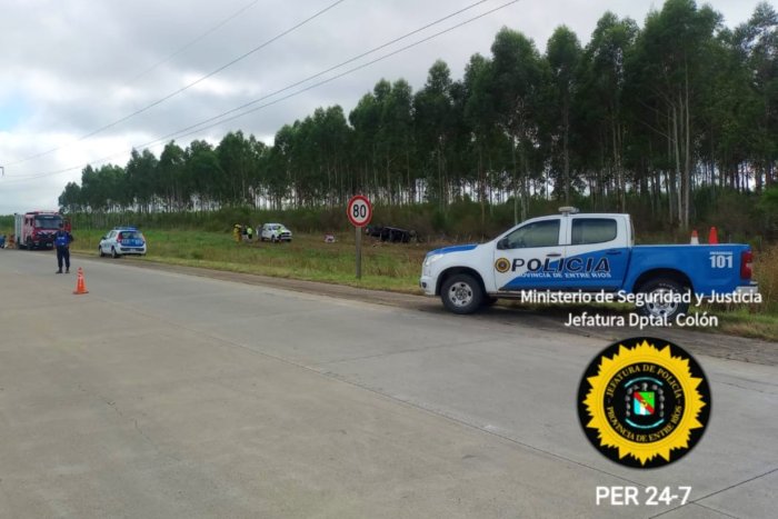 La camioneta qued&oacute; con sus cuatro ruedas hacia arriba, del otro lado del alambrado.