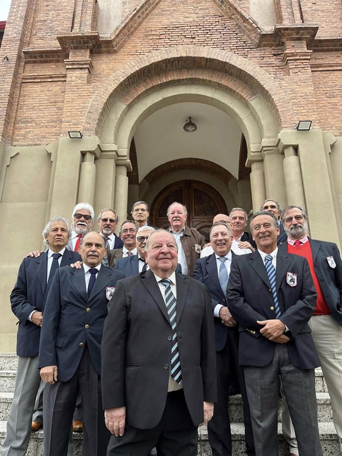 Speroni con egresados de la promoci&oacute;n 1974, en octubre pasado celebrando las Bodas de Oro.