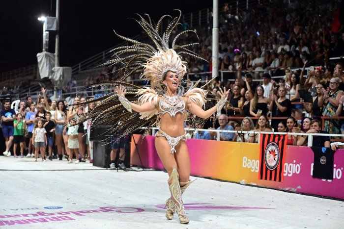 Fouce, de la comparsa Mar&iacute; Mar&iacute;, es la nueva soberana del llamado Carnaval del Pa&iacute;s.